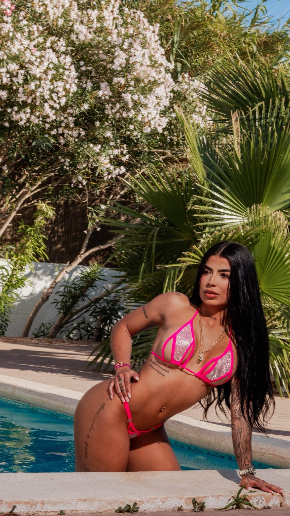 Cloe : nouvelles photos d'hôtesse de l'air à Ibiza